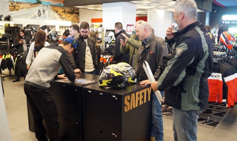 El piloto de moto GP Joan Mir visita las instalaciones de Servihonda Boutique Dainese D-Garage